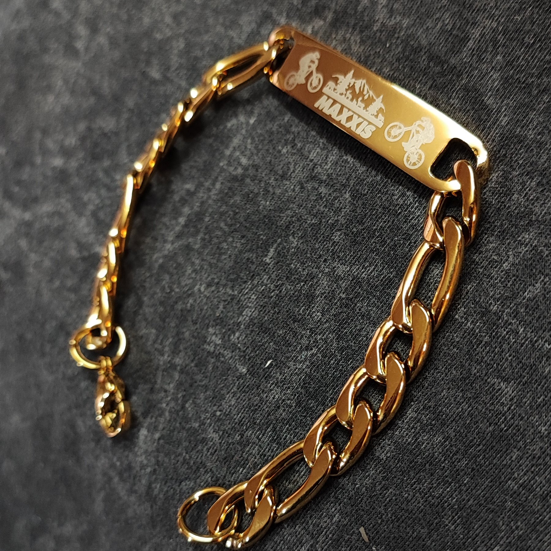 دستبند کارتیر استیل طلایی سایز بزرگ دستبنداستیل طلایی دستبندکارتیرقابل حکاکی دستبند ورزشی