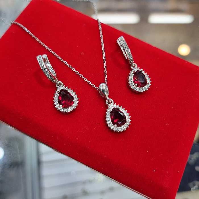 نیمست نقره جواهری (با زنجیر)نگین (قرمز.کبود و سبز) ظریف و خاص  زنجیر دیپلمات طول 45cm نقره با عیار 925 و آبکاری طلاسفید