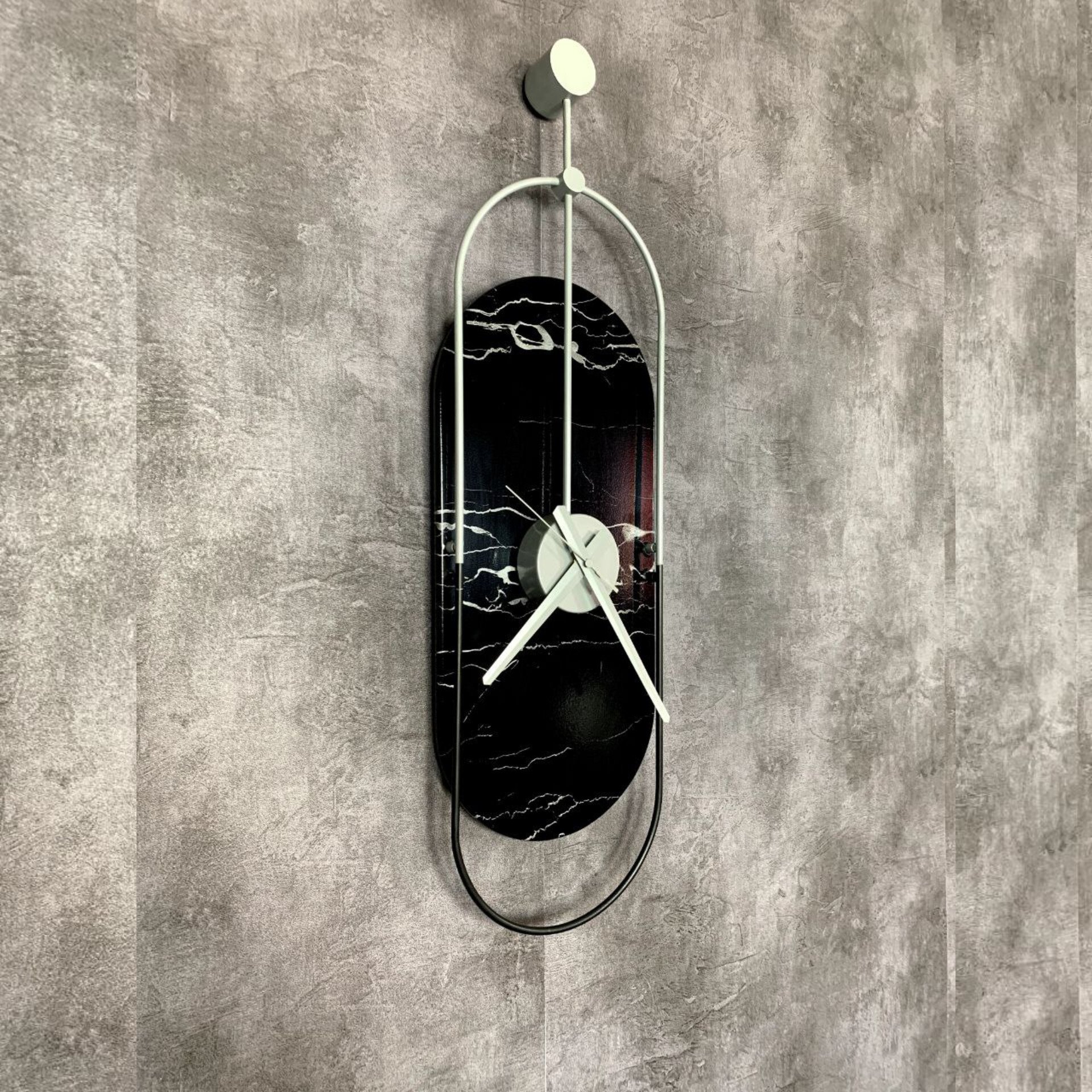 ساعت138 دیواری بیضی با چوب سایز 60 (پس کرایه)