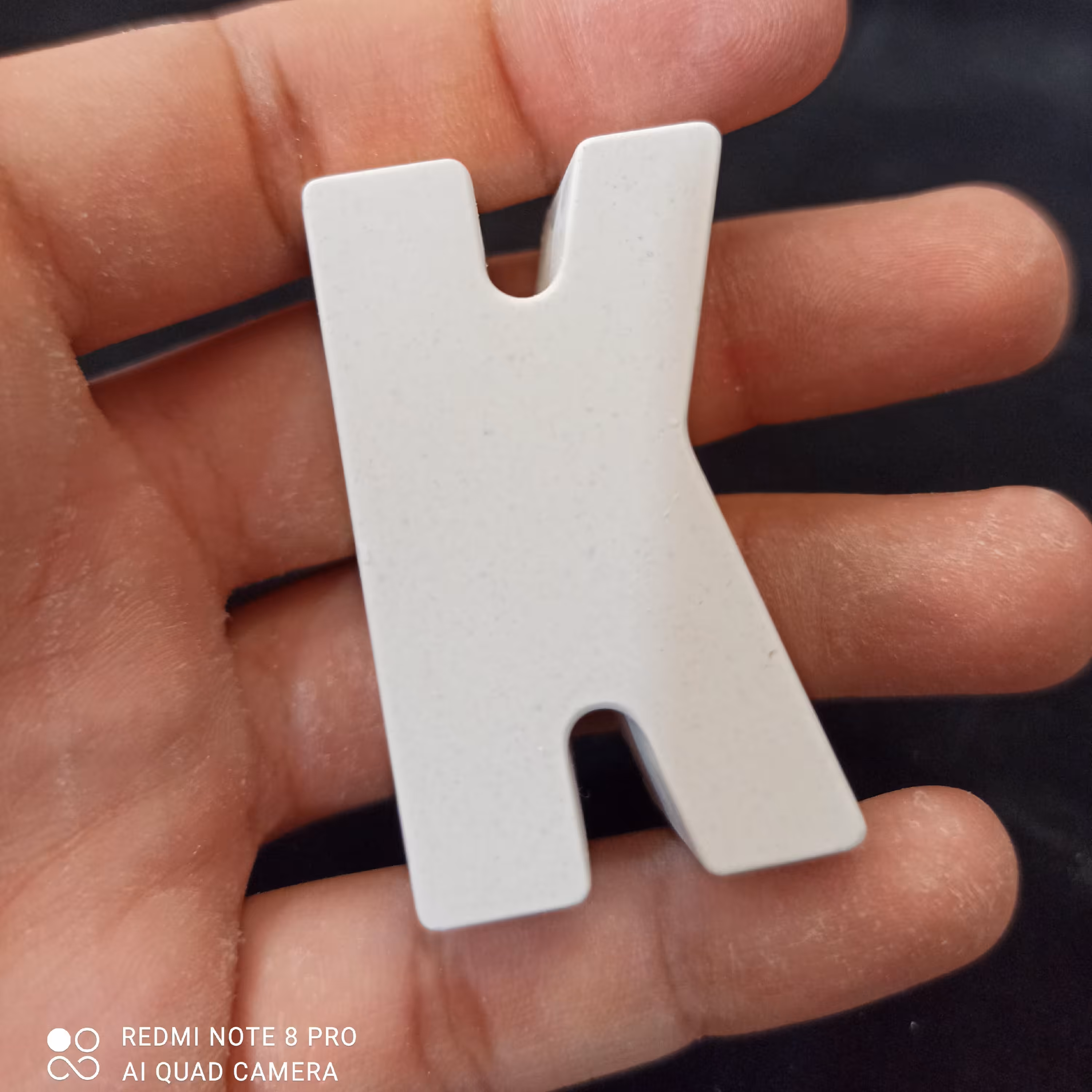 بیس خام حرف K ، فونت ساده 5 سانتی متری ، جنس بتنی سنگی ، ضخامت 2 سانتی متر