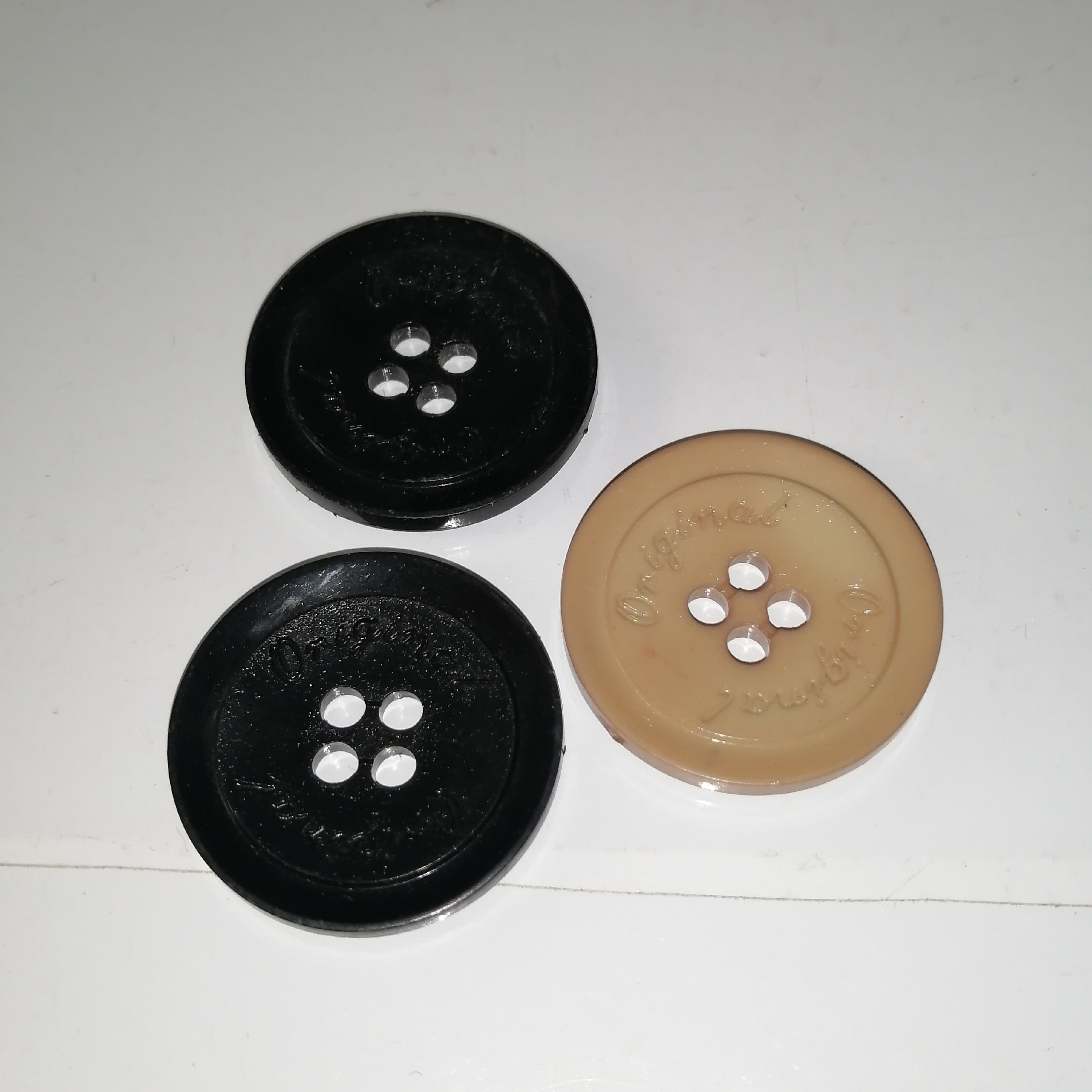 دکمه لباس گرد ساده یک کرمی و دو مشکی در بسته 3 عددی 