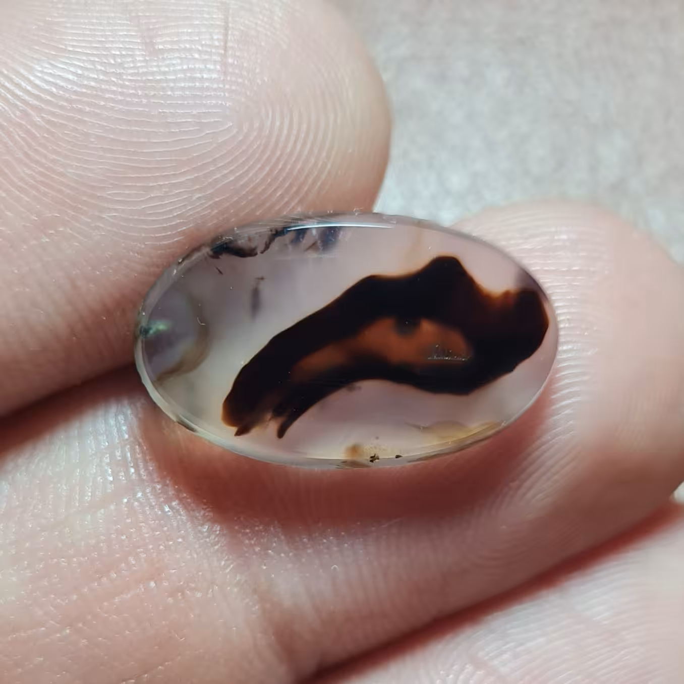 نگین عقیق مصور.مشخصات. طول 1.9 سانتی متر. عرض 1.1 سانتی متر. ارتفاع 0.4 سانتی متر.