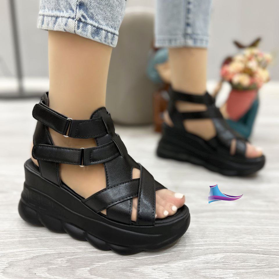 کفش   تارا  ,  لژ  9 سانت مشکی و سفید قالب  استاندارد ، کیفیت عالی 

 سایز : 37 تا 40

