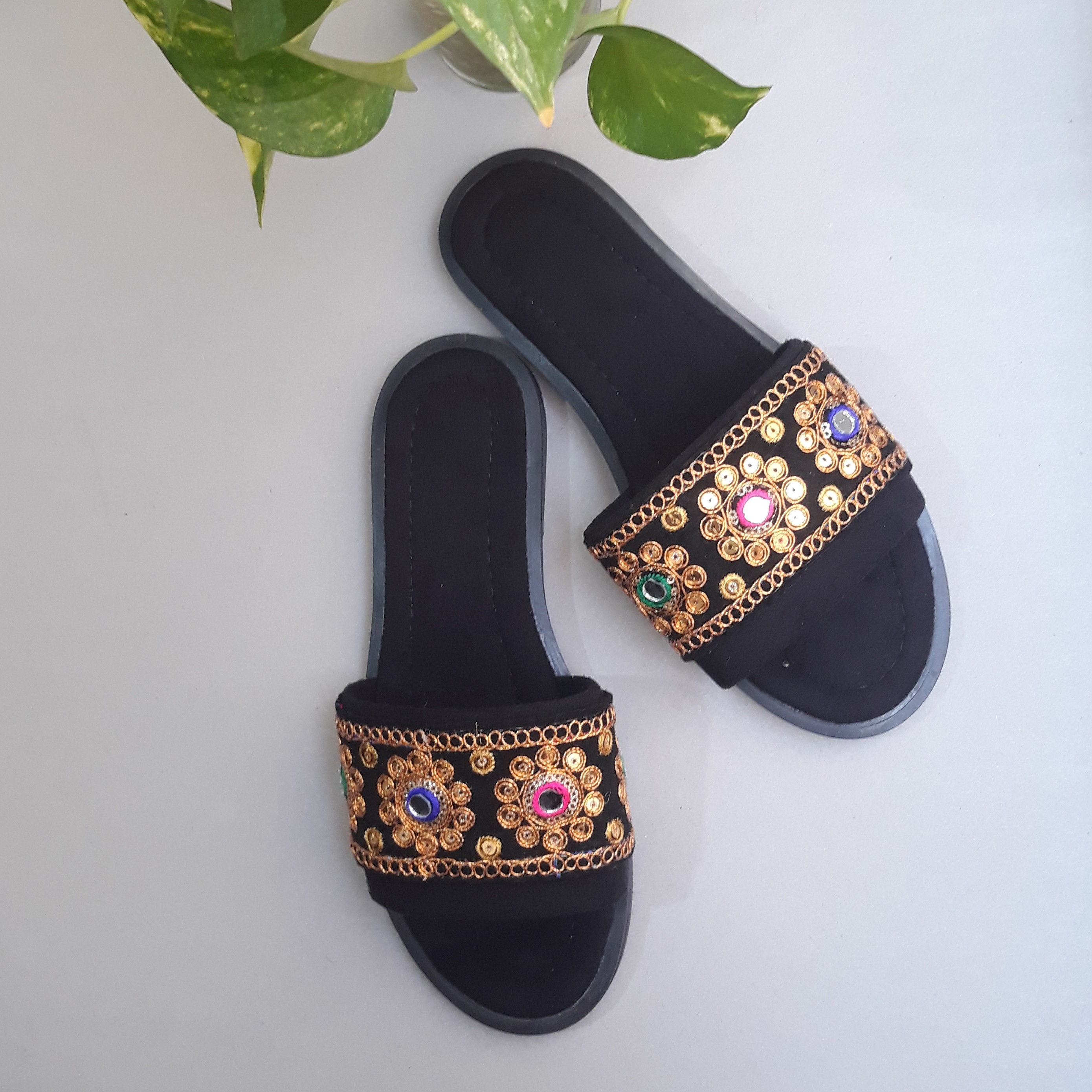 سندل مکرومه طبق سایز و سلیقه شما عزیزان ،روی هر نوع سندلی رکابدار ،لژدار قابل سفارش است