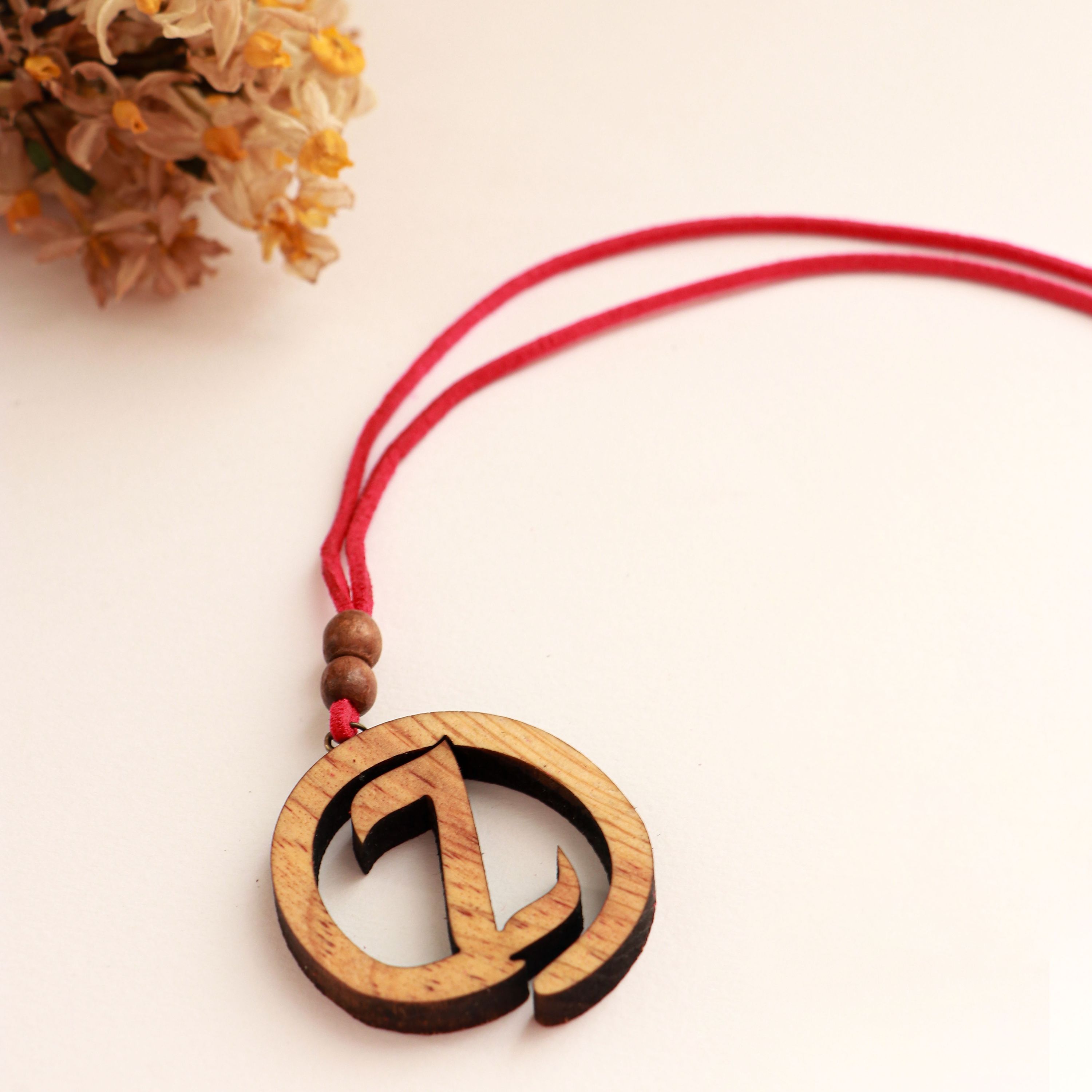 گردنبند چوبی حرف Z ابعاد پلاک 5 در 5 سانتی متر با بند چرمی قرمز