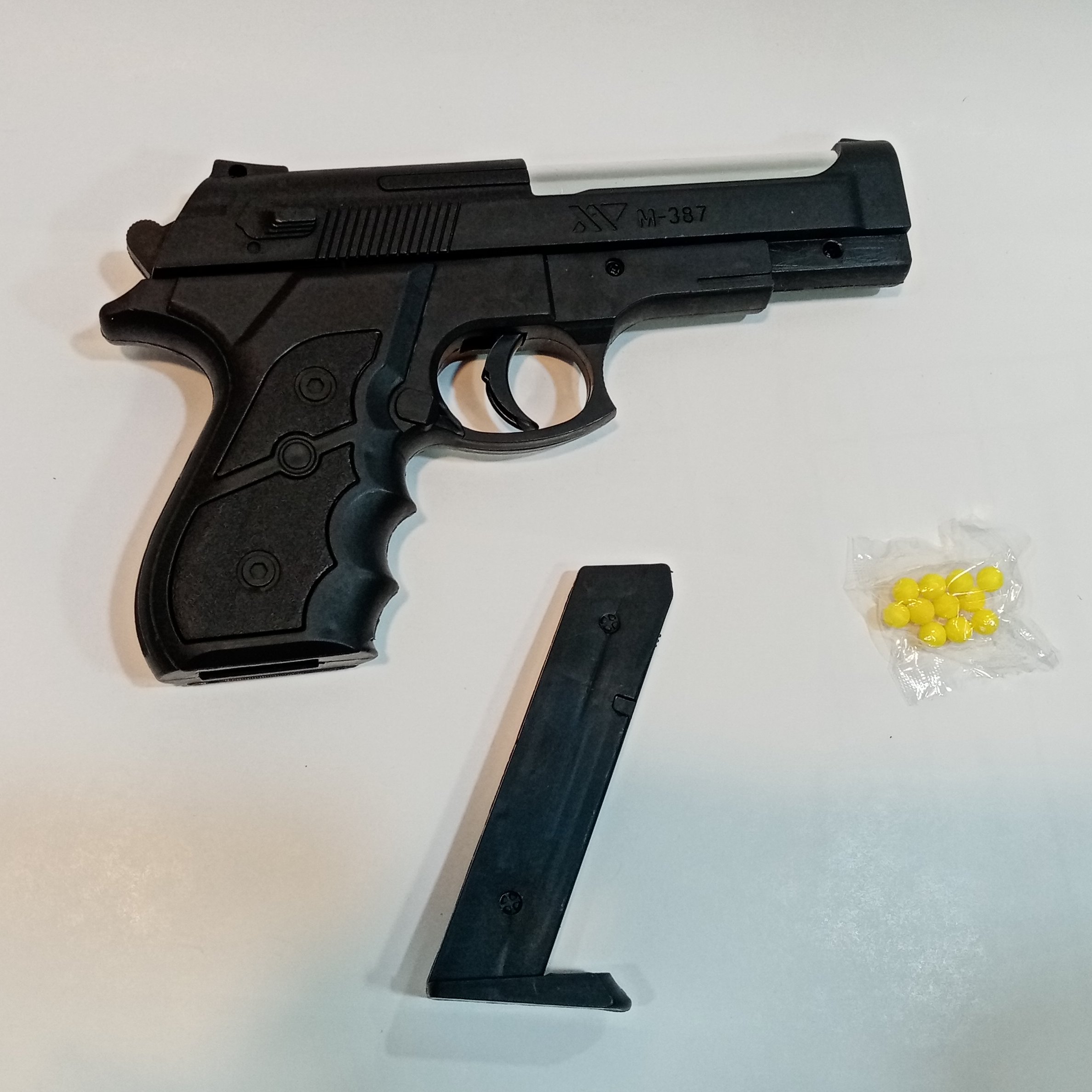 تفنگ کلت ساچمه ای بزرگ بادی و خشاب خور همراه یک بسته ساچمه