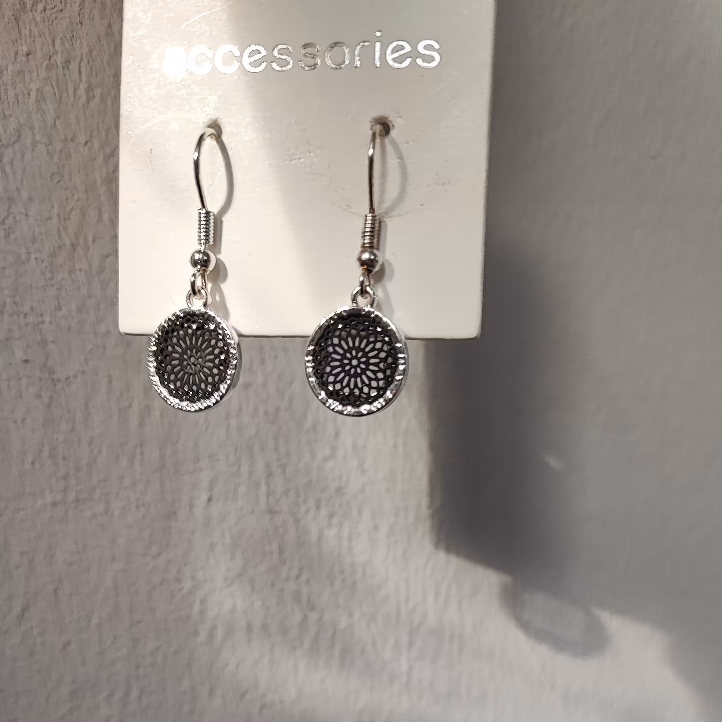 گوشواره آویز مشکی نگین دار برند اکسسوری اروپایی 