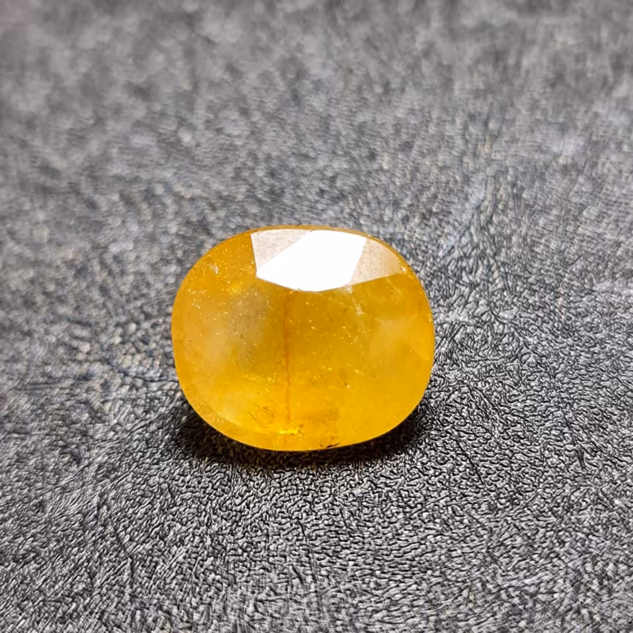 نگین زیبای سنگ یاقوت زرد معدنی آفریقایی با وزن 13 قیراط 
کد 28735
