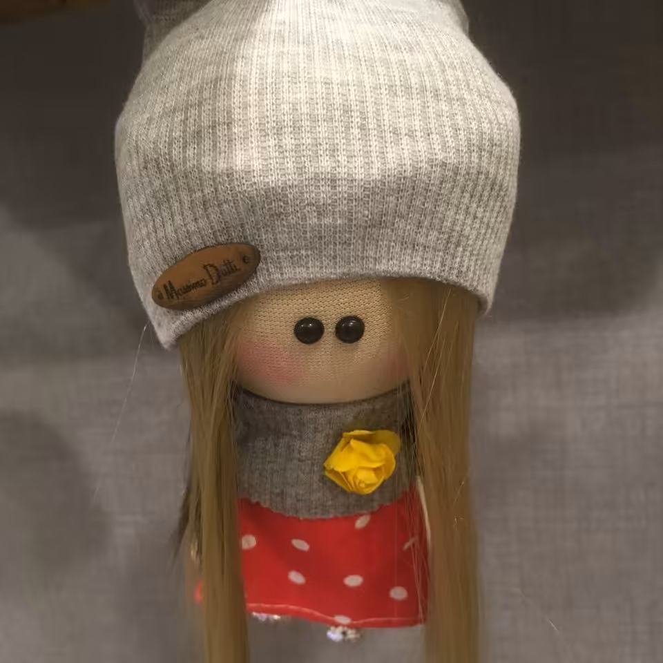 عروسک و جاکلیدی آویز روسی دستساز قرمز با کلاه طوسی