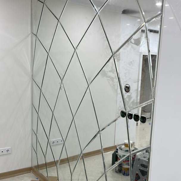 آینه دکوراتیو نقره ای(طرح لاله)هزینه ارسال پس کرایه است