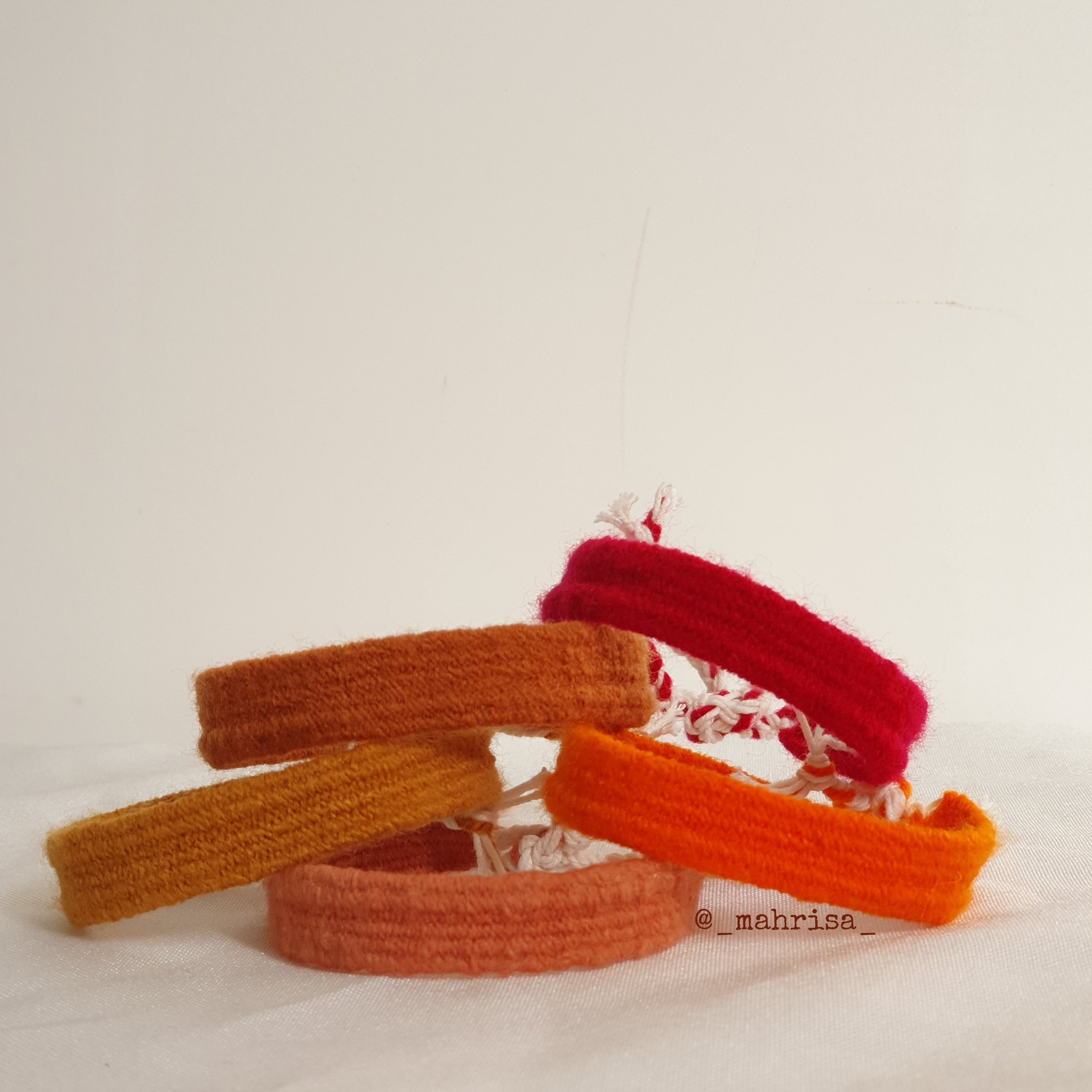 دستبند گلیمی در رنگ بندی متنوع