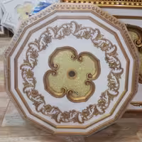 گل سقفی و دور لوستری پیش ساخته آی پارا طرح چندضلعی سفید طلایی 90در 90 سانتیمتر