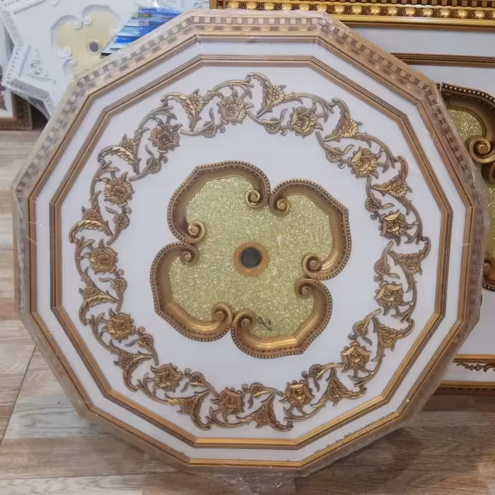 گل سقفی و دور لوستری پیش ساخته آی پارا طرح چندضلعی سفید طلایی 90در 90 سانتیمتر