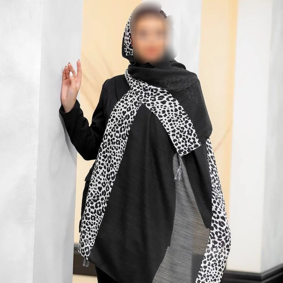 شال نخ اسلپ مشکی حاشیه سیاه و سفید منگوله دار خنک و سبک