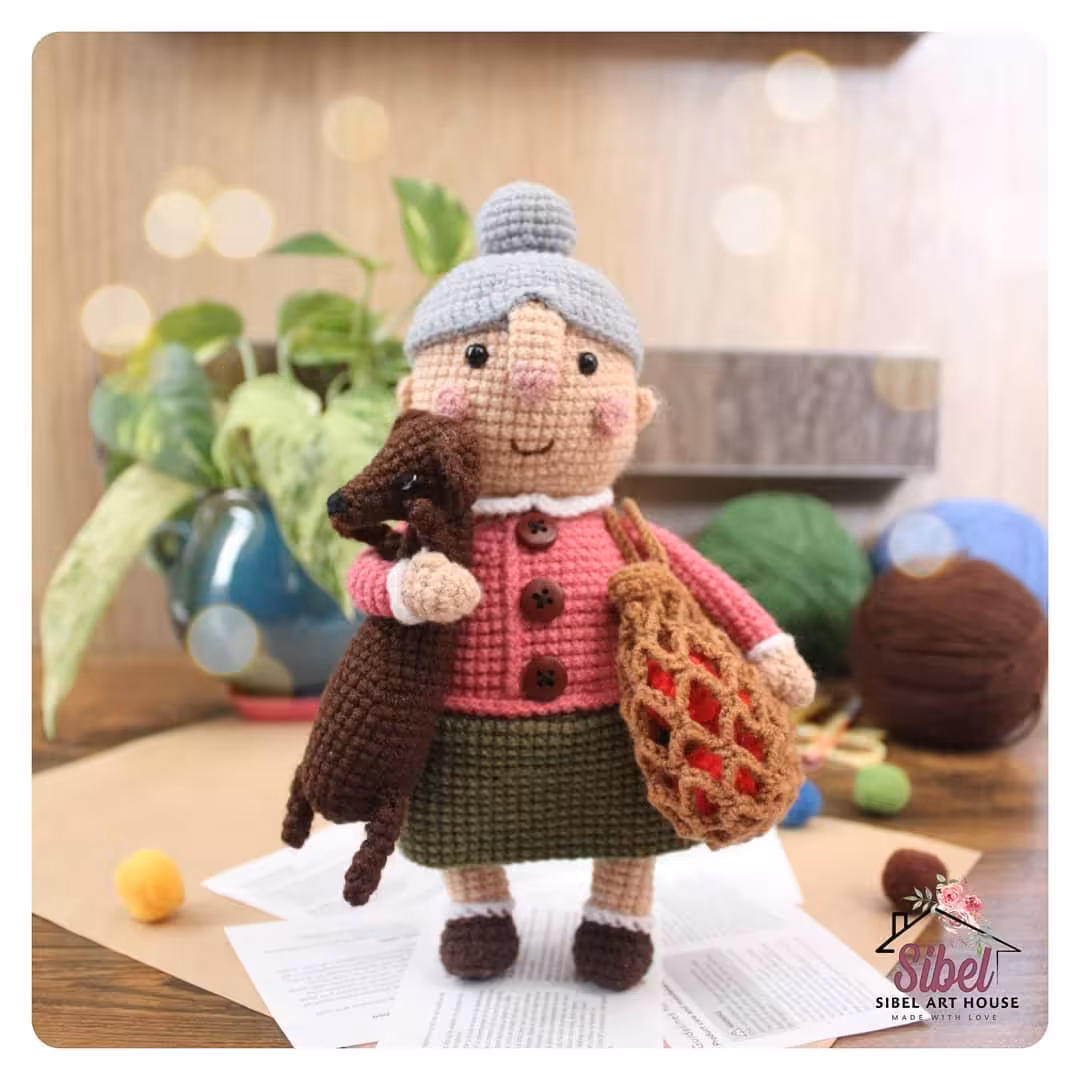 عروسک دستبافت مادربزرگ همراه با سگ کوچولو و ساک سیب