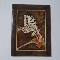 تابلو معرق چوب طرح گل و پروانه  تفکیک رنگ زمینه ی چوب