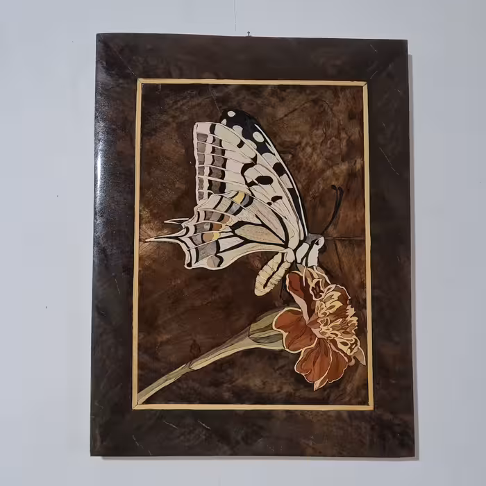 تابلو معرق چوب طرح گل و پروانه  تفکیک رنگ زمینه ی چوب