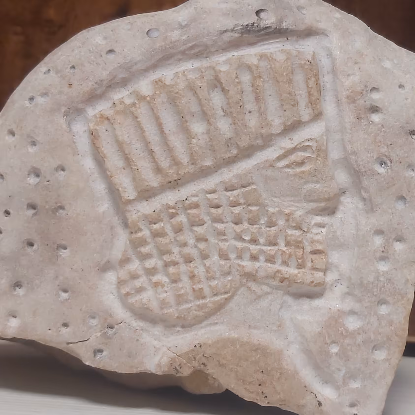 مجسمه حکاکی شده  سنگی داریوش اول حدود 8در6cm دست ساز، ارسال رایگان