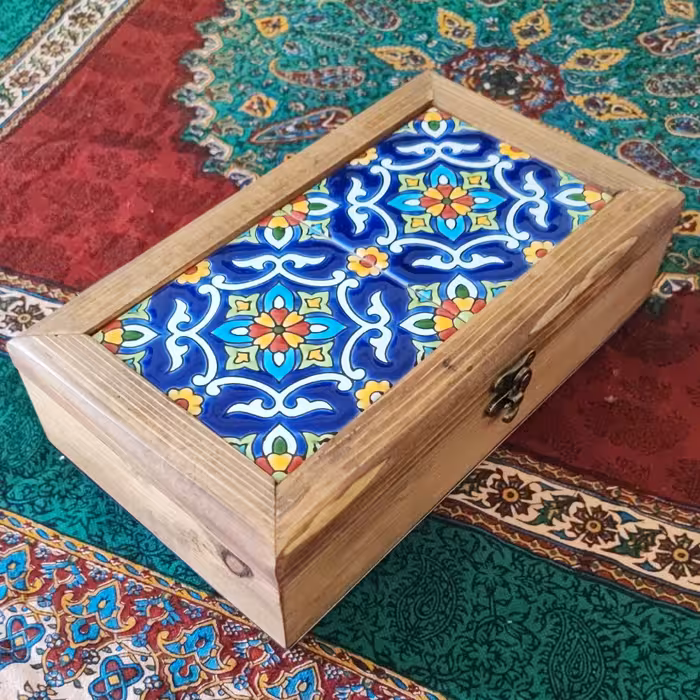 جعبه چوب و کاشی ساخته شده از چوب روس و کاشی هفت رنگ نقش دست