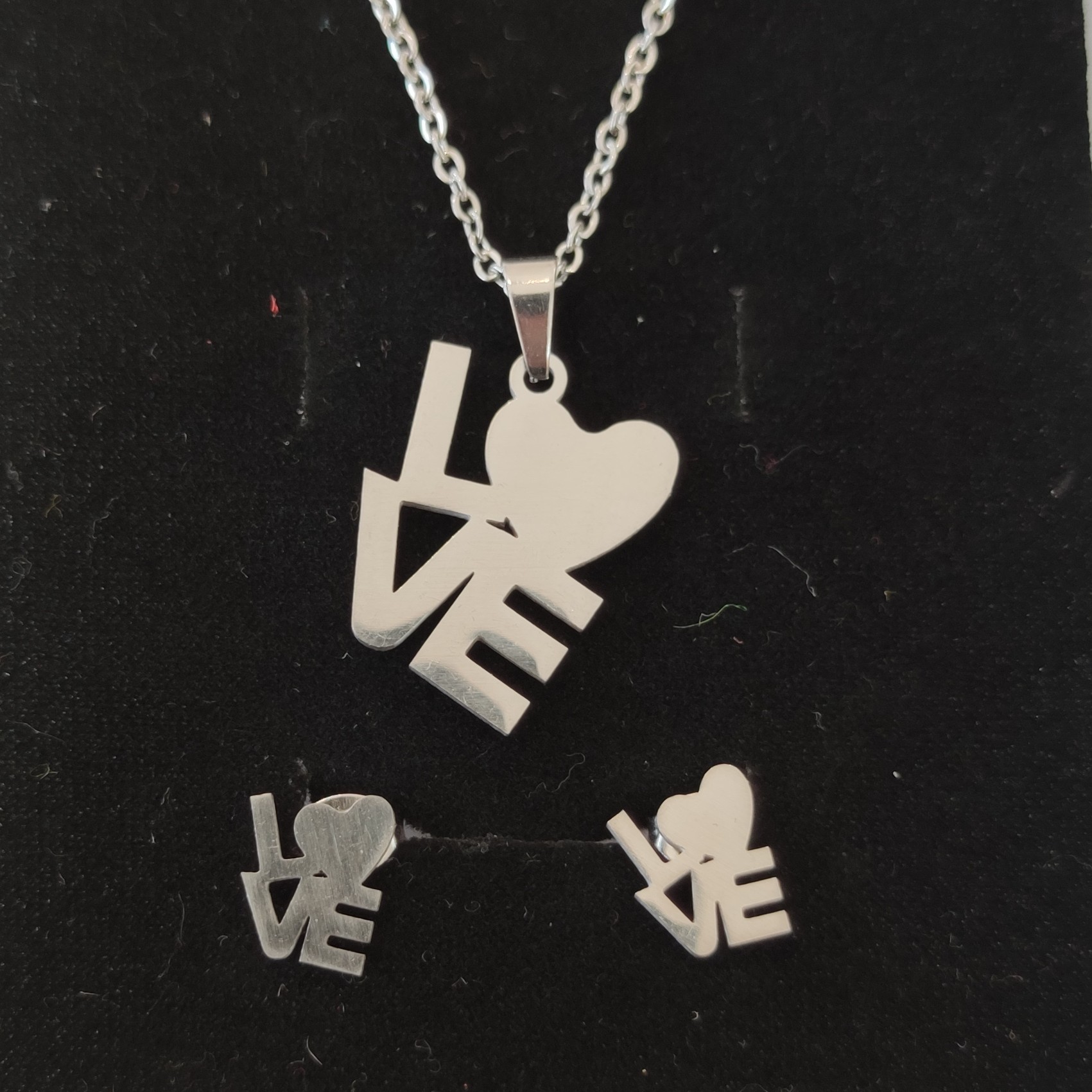 ست گردنبند و گوشواره love. استیل رنگ ثابت