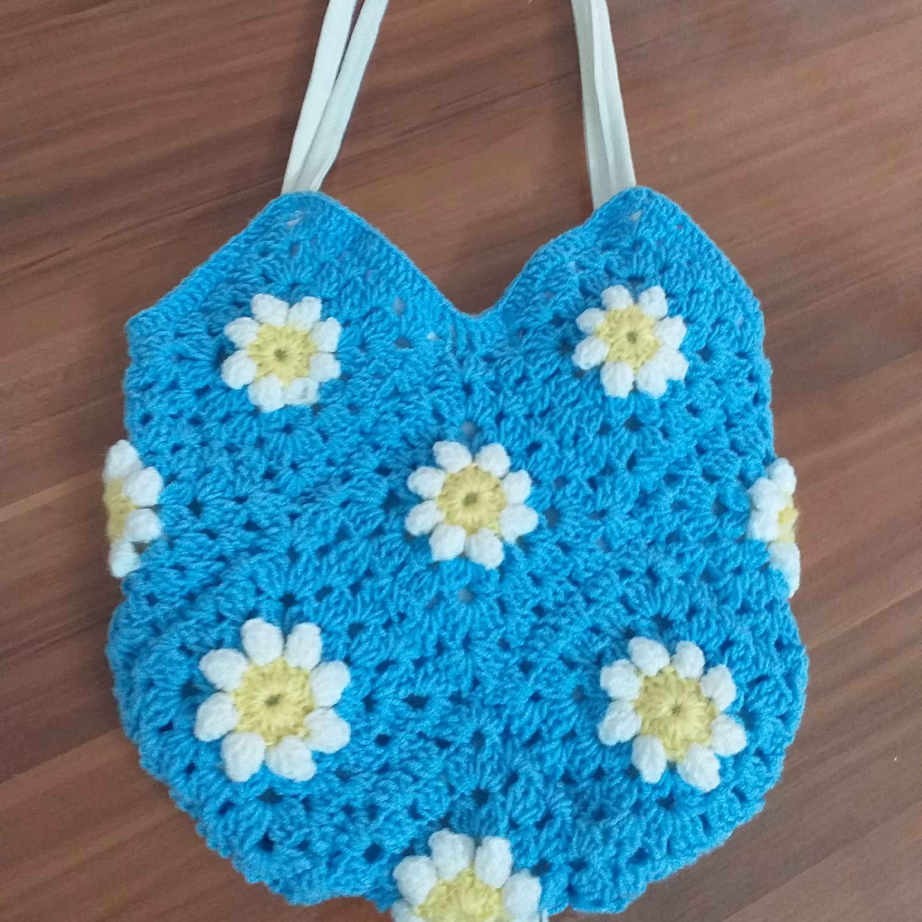 کیف دخترانه بافتنی  موتیفی مدل شکوفه  ابعاد 20 در 25 دسته چرم سفید بطول 70 دارای آستر و دکمه مگنتی