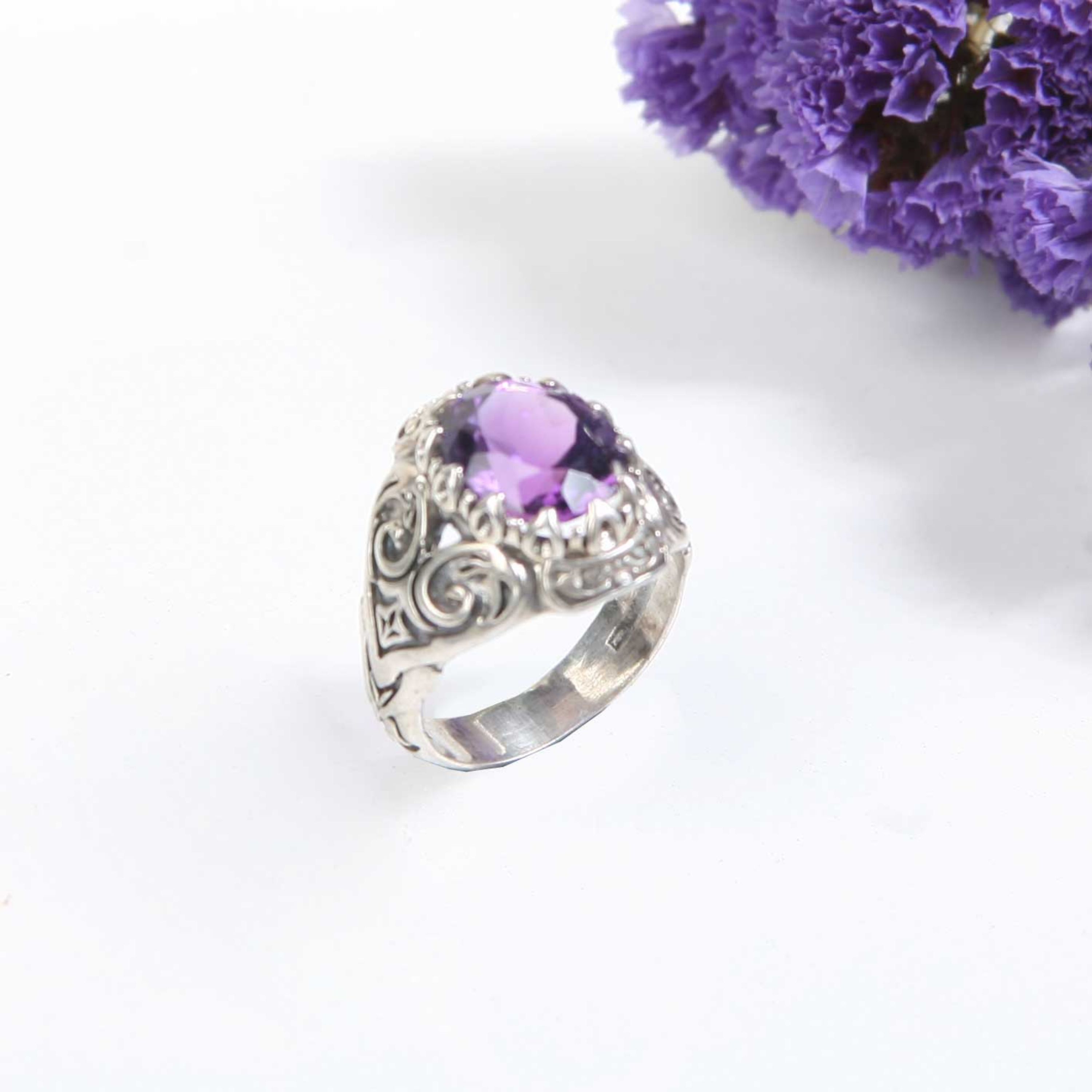 انگشتر نقره طرح دار با نگین الماسی بنفش و ضدحساسیت کد 4955