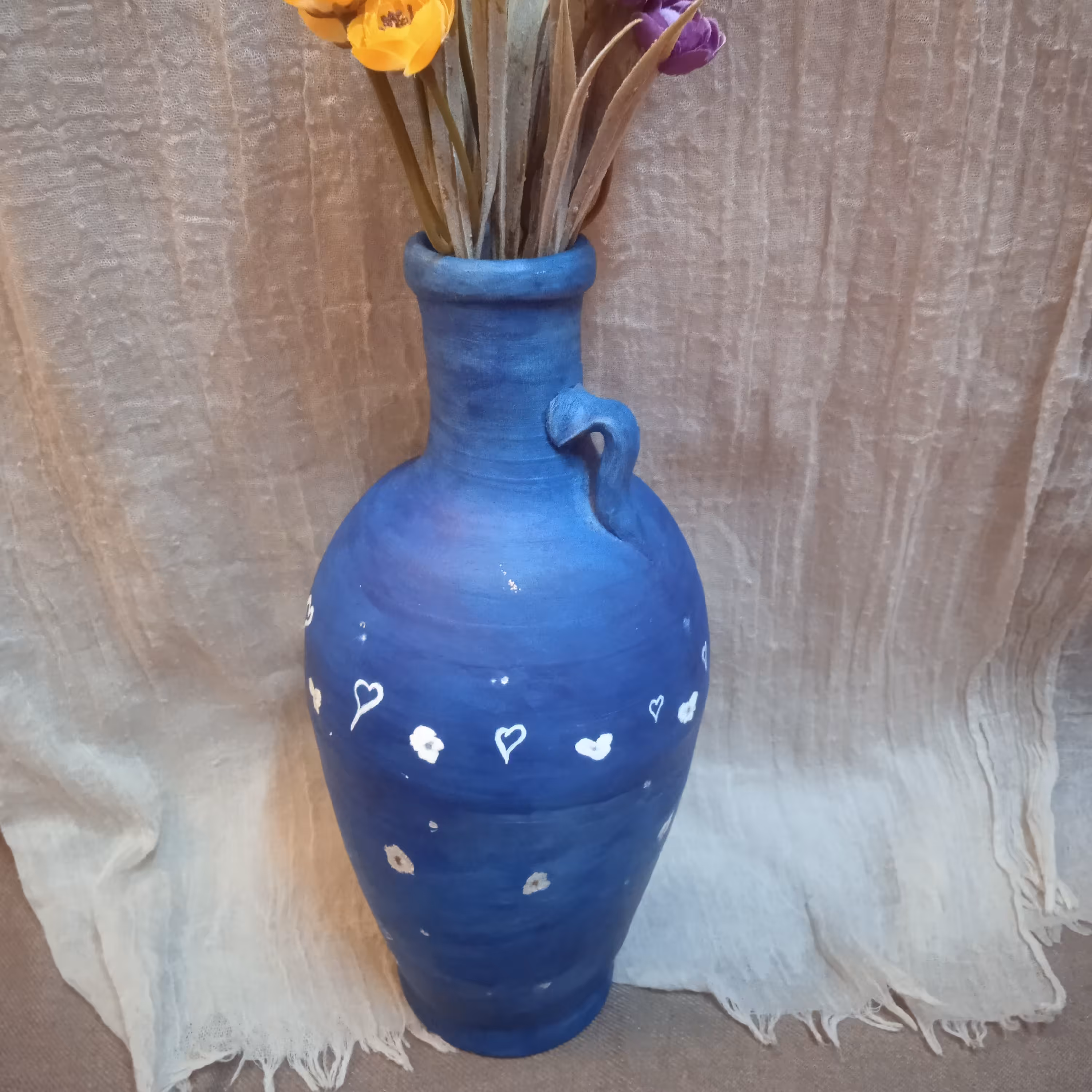 نقاشی روی کوزه سفالی تکنیک نقاشی با  رنگ اکرولیک طرح گل ریز سفید 