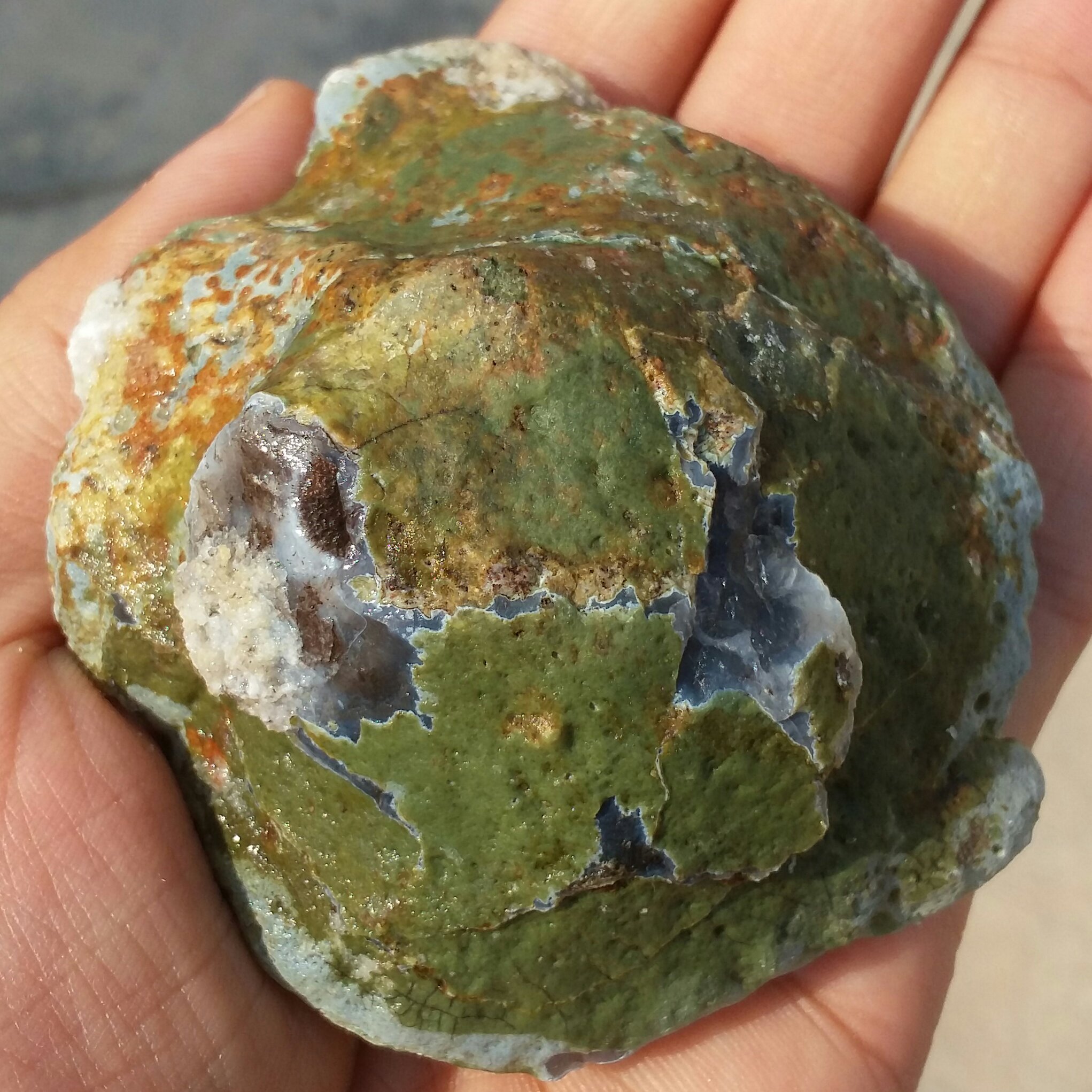 سنگ راف خام عقیق برش نخورده درشت بسیار زیبا 100 در 100 طبیعی سرشار از خواص شاهکار خلقت
با قابلیت ساخت چندین نگین محشر
رر