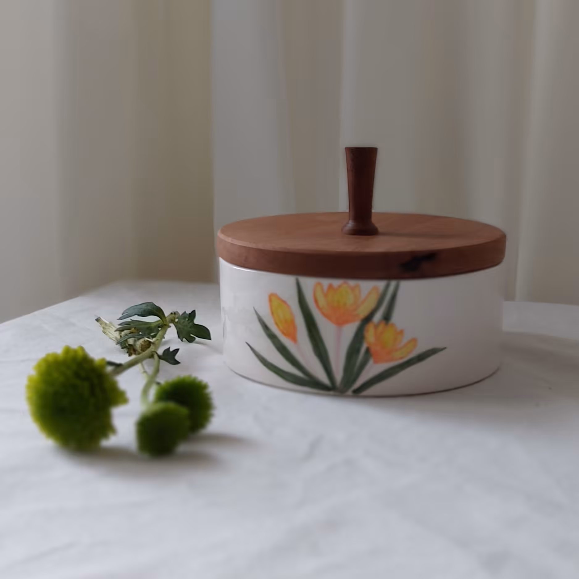 شکلات خوری،با در چوبی و بدنه سرامیکی