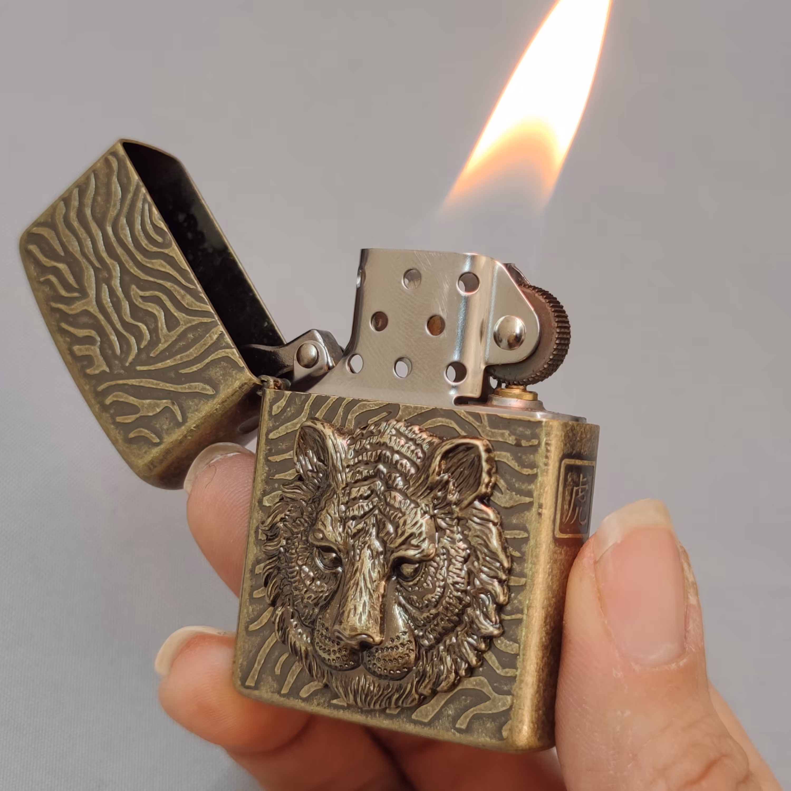 فندک بنزینی  کلکسیونی زورو  طرح سر شیر