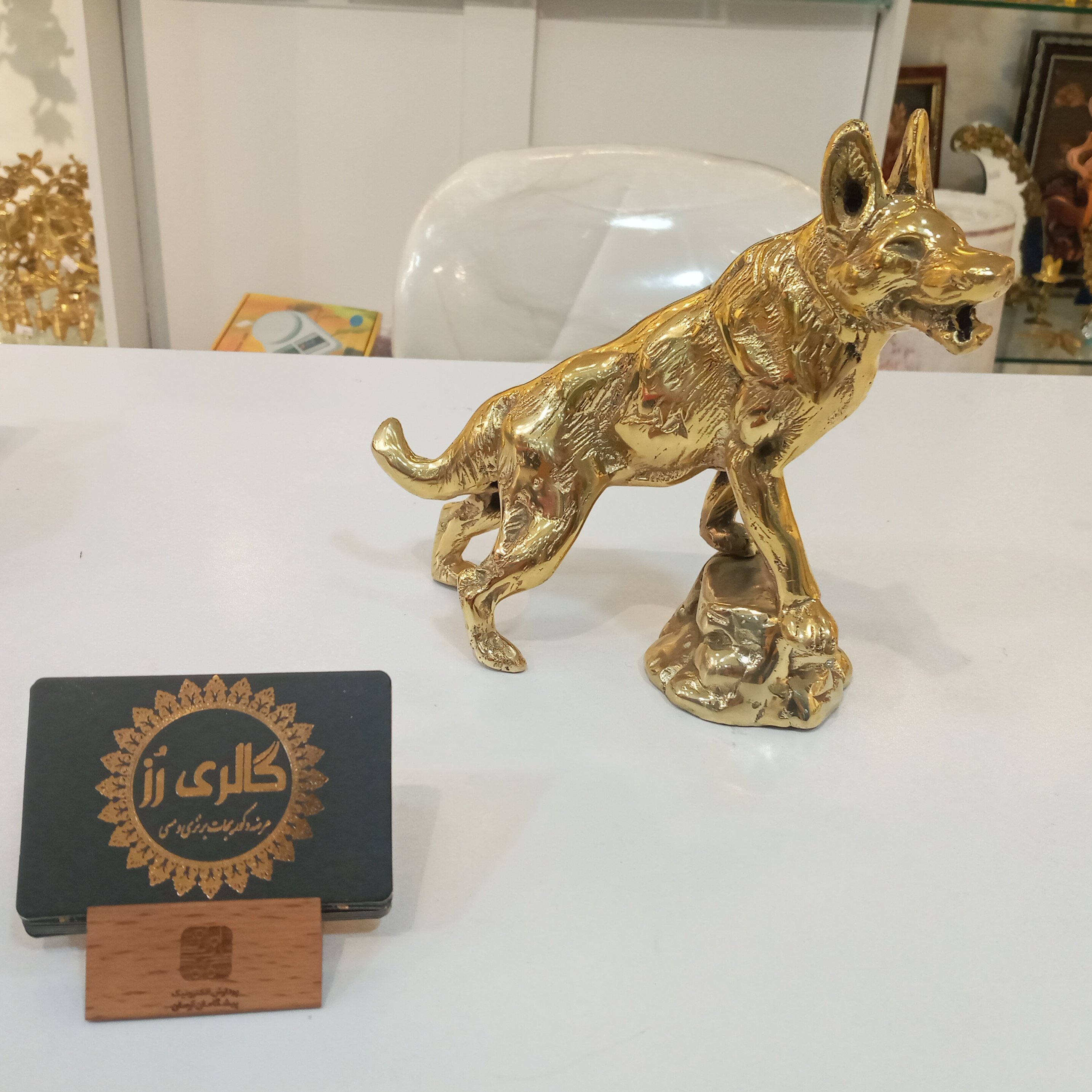 مجسمه گرگ ایستاده روی صخره برنجی(برنز)