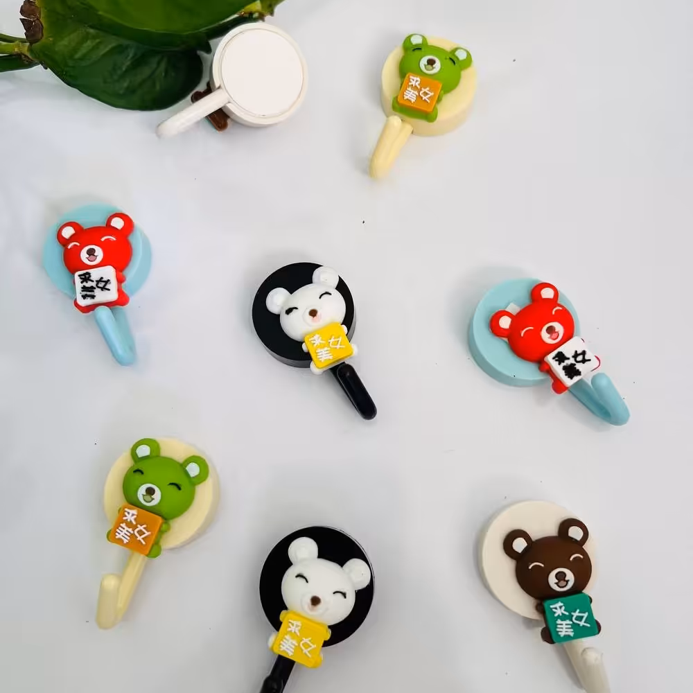 گیره آویز خرس بامزه
جنس پلاستیکی هست و قسمت پشتش چسبدار هست
