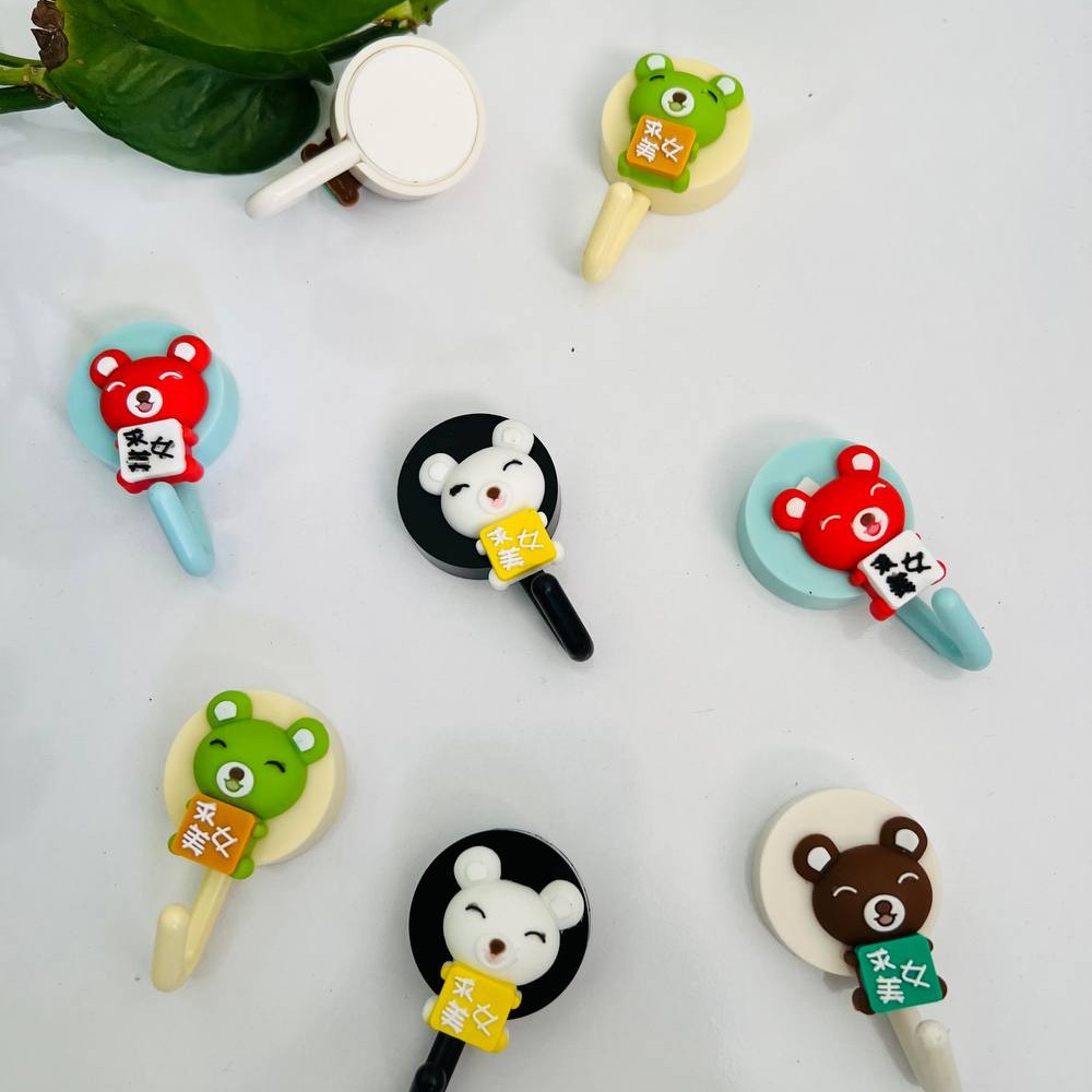 گیره آویز خرس بامزه
جنس پلاستیکی هست و قسمت پشتش چسبدار هست
