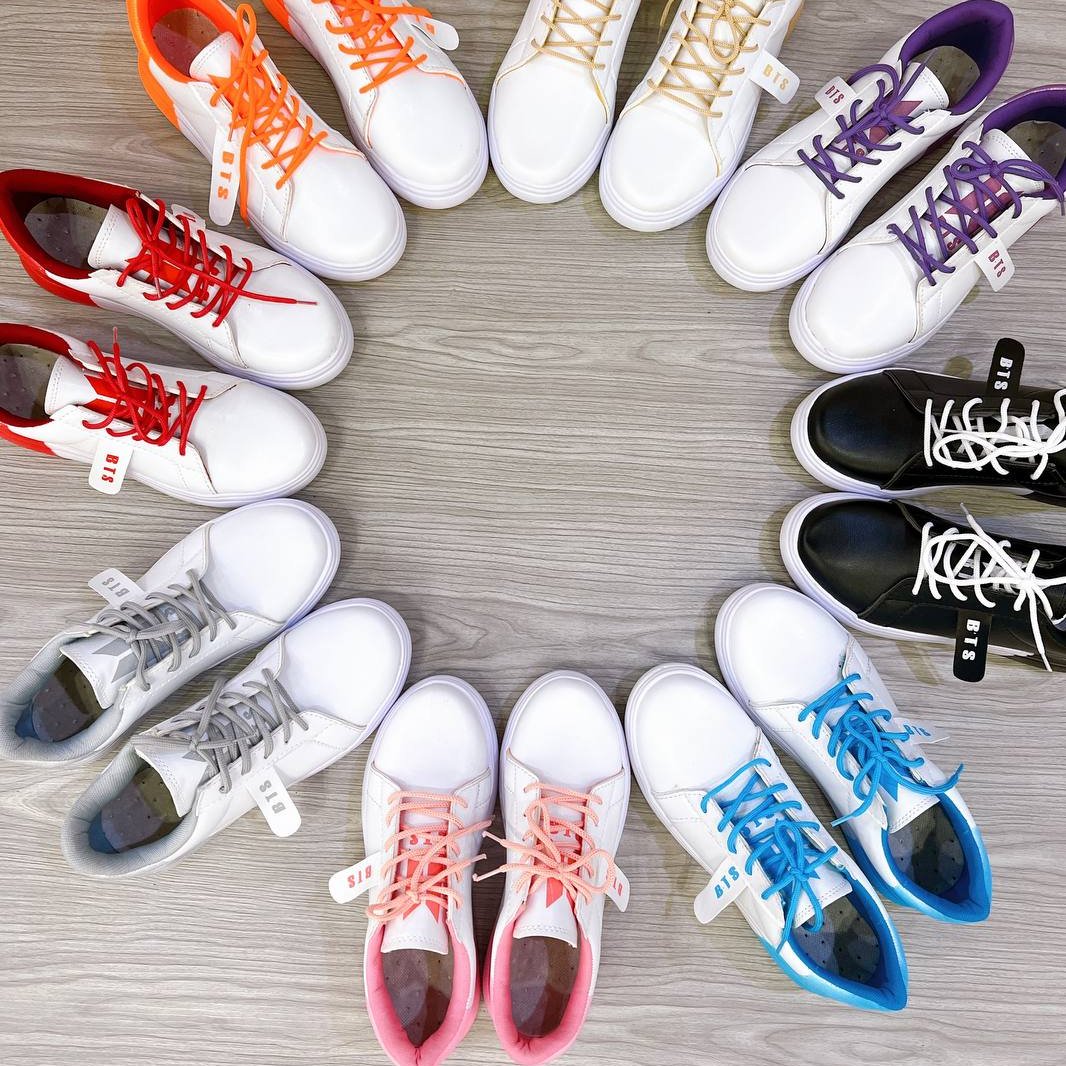 کتونی دورنگ شارژ شد