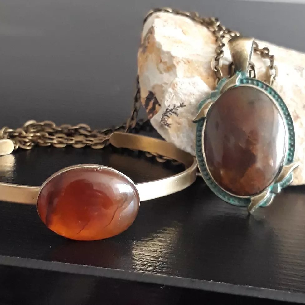 گردنبند و دستبند با نگین زیبای عقیق خرمایی