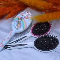 برس مو طرح دار بچه گانه. در12رنگ و طرح متنوع. با طرحهای دخترانه وپسرانه. جنس دندانه فلزی