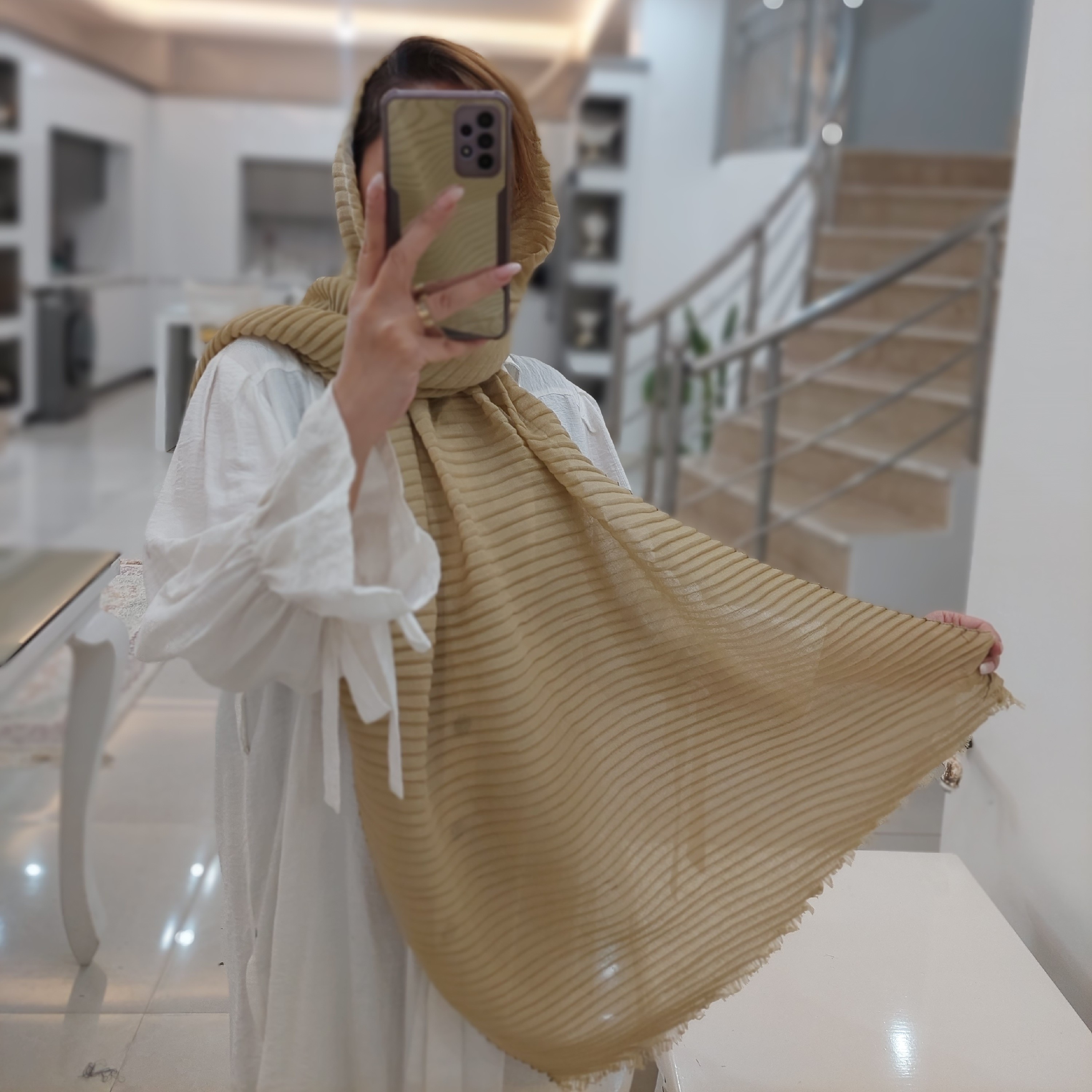 شال نخی پلیسه دارای رنگبندی کرم و مشکی مناسب استفاده روزمره