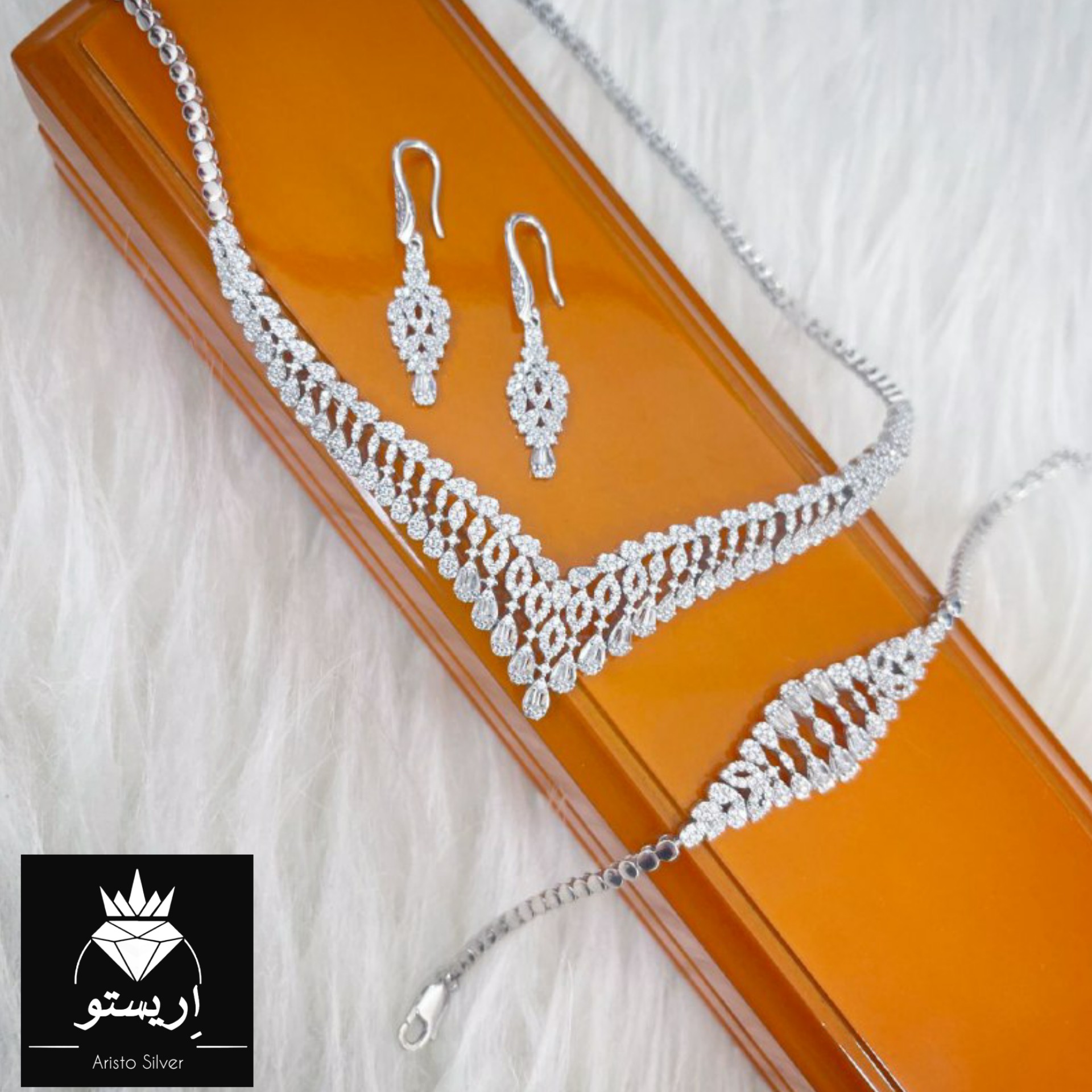 سرویس نقره بسیار شیک میکرو جواهری فلاور امرالد  با عیار 925 و آبکاری طلاسفید دقیقا مشابه نمونه طلا