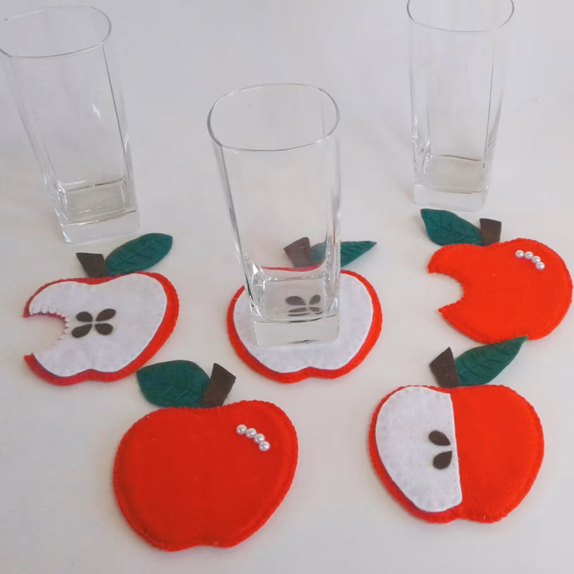 زیرلیوانی نمدی مدل سیب قرمز مجموعه 5 عددی ابعاد 11 سانت