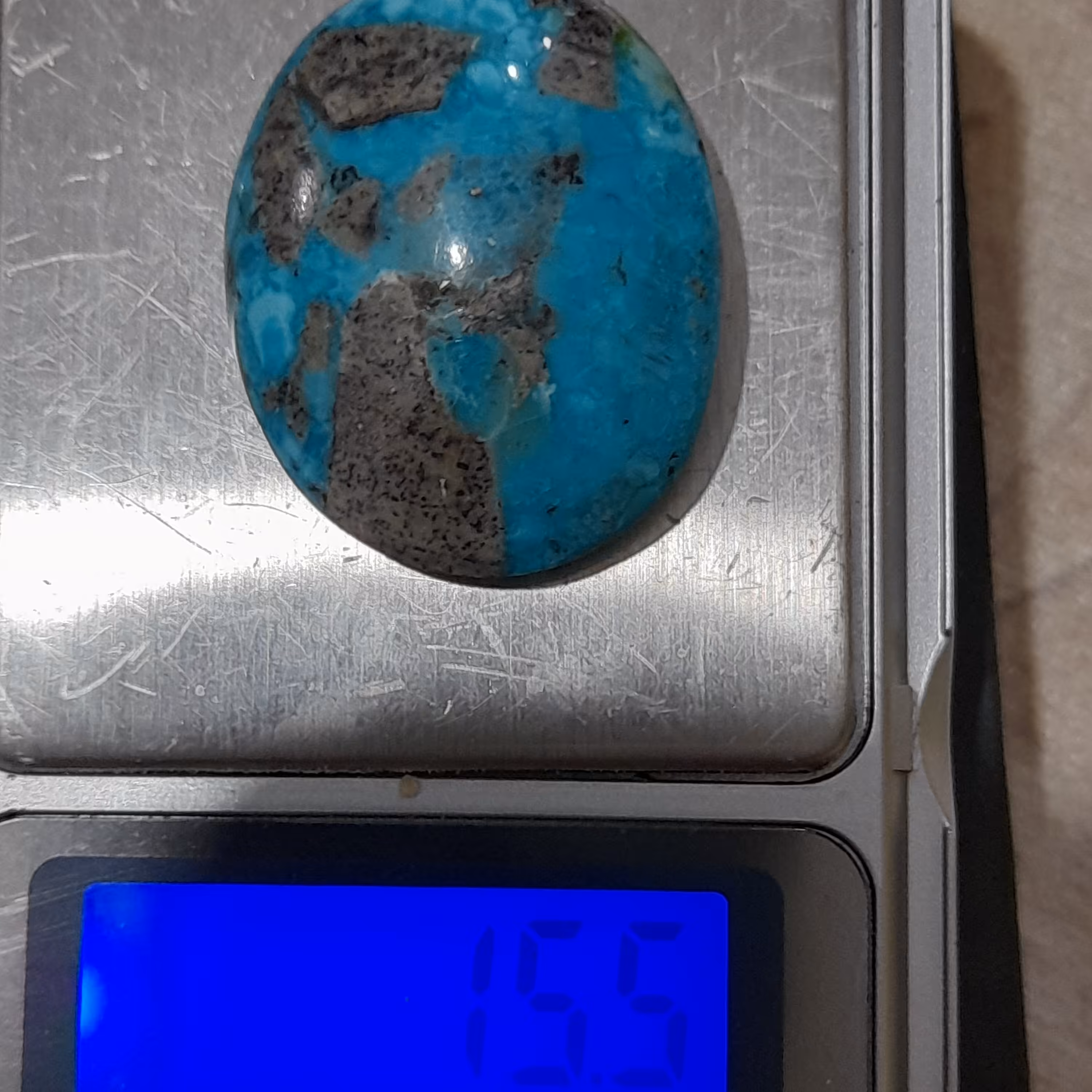 فیروزه پهن  درشت  نیمه وزین رنگ  آلی با  مقداری خاک معدنی