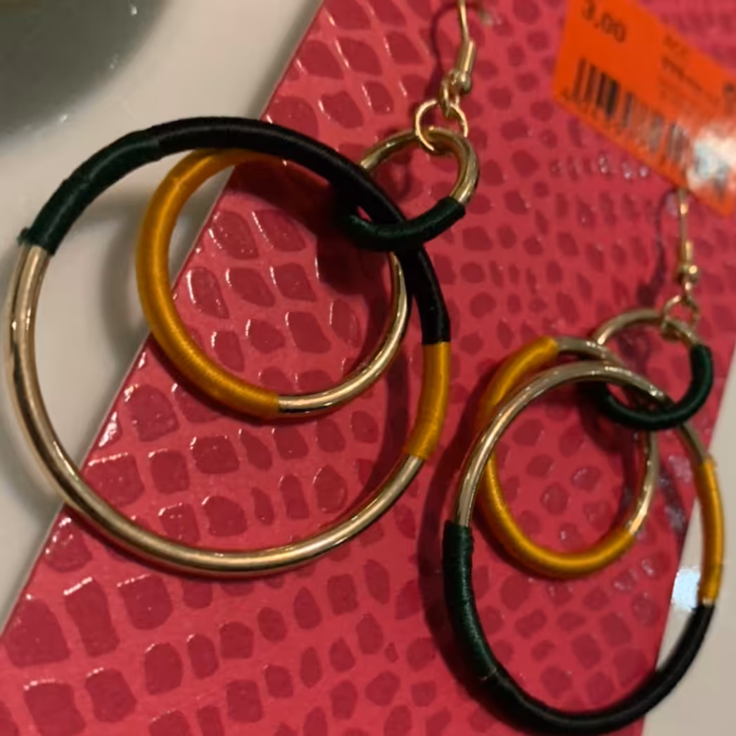 گوشواره اویز حلقه ای زرد و مشکی