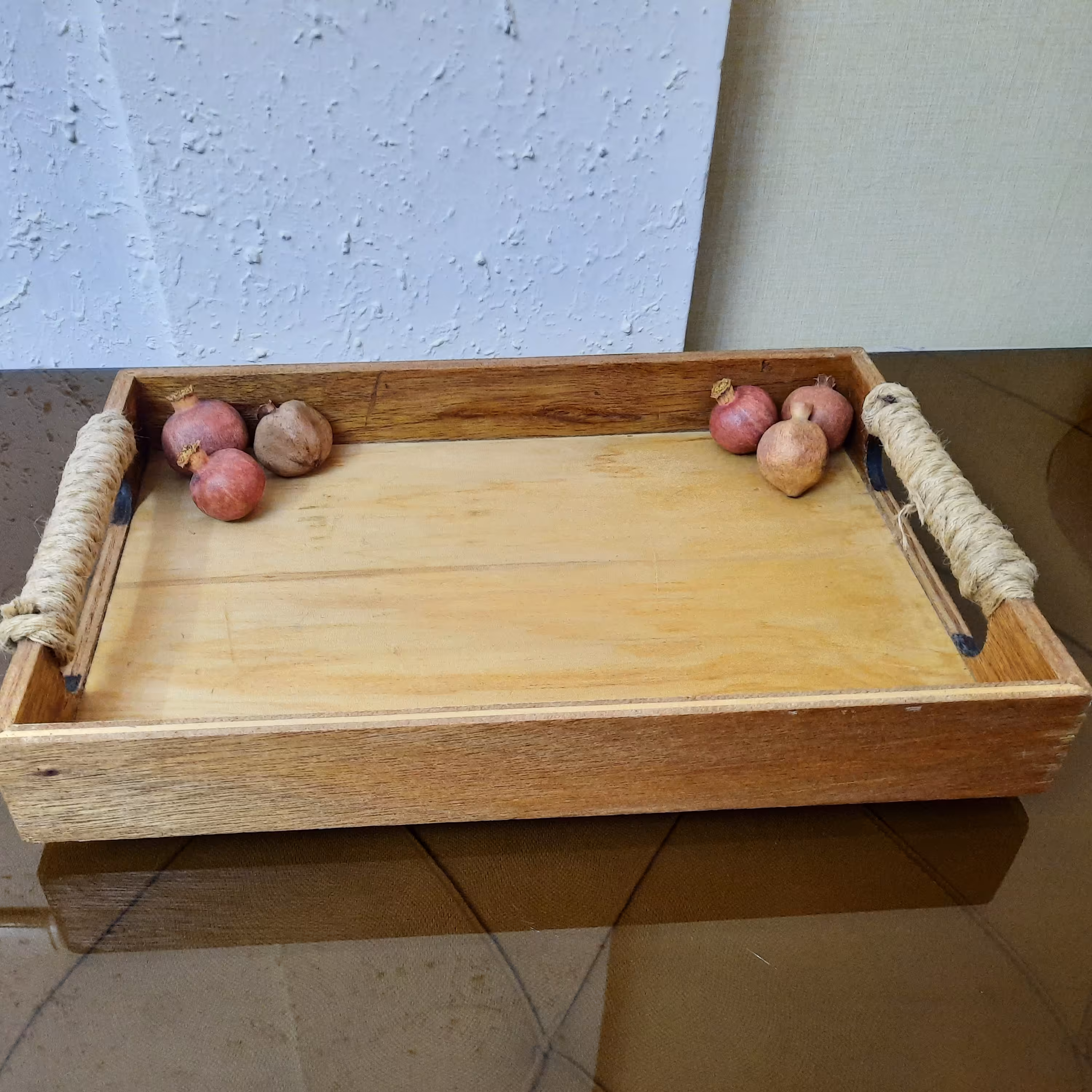 سینی چوبی..با دسته کنافی شده برای پزیرایی