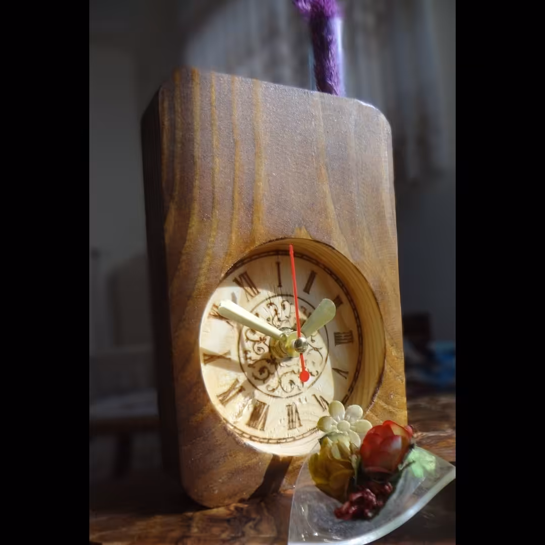 ساعت رومیزی ایستاده تلفیق با گلدان شیشه ای متریال چوب فنلاندی وارداتی