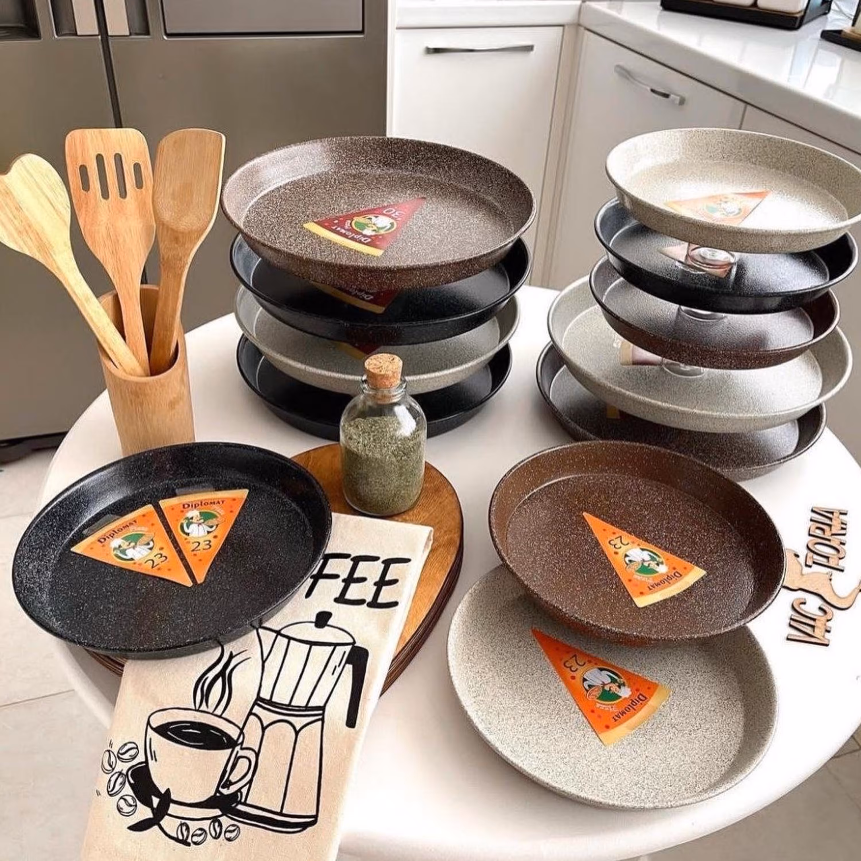 قالب پیتزا قطر 28جنس گرانیتی و مقاوم در مقابل خط و خش