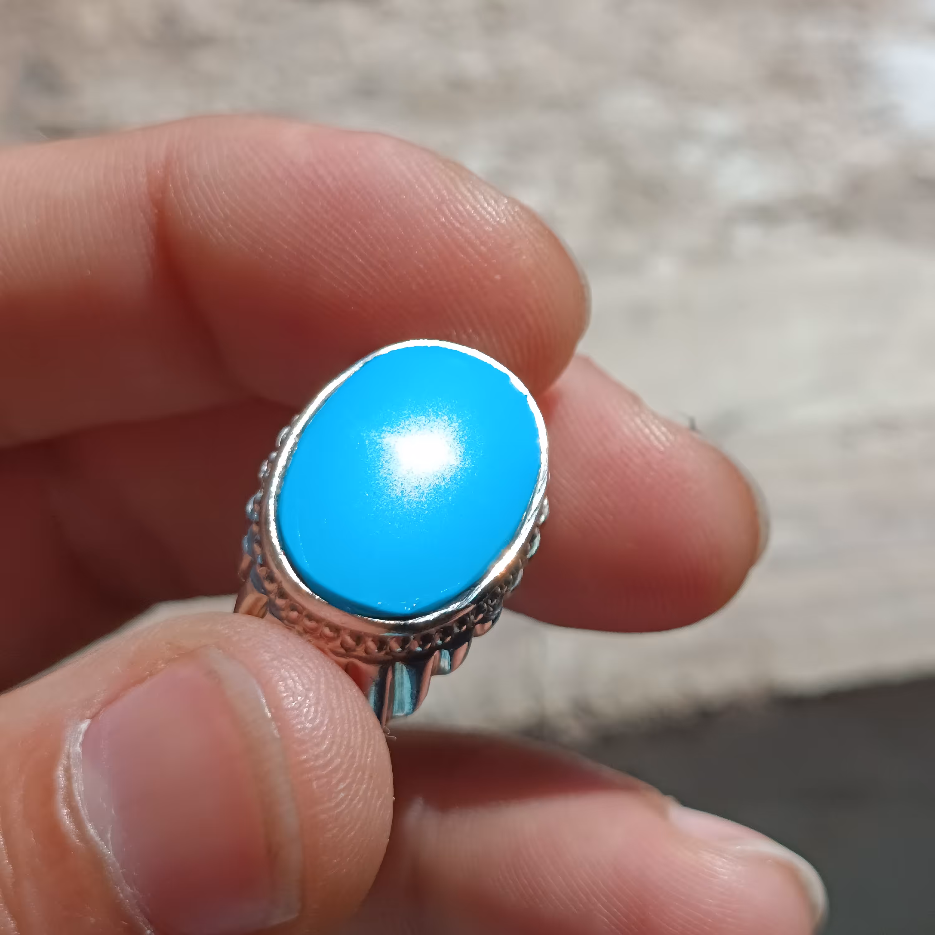 انگشتر فیروزه اصل نیشابور عجمی بدون احیا عکس زیر نور مستقیم خورشید