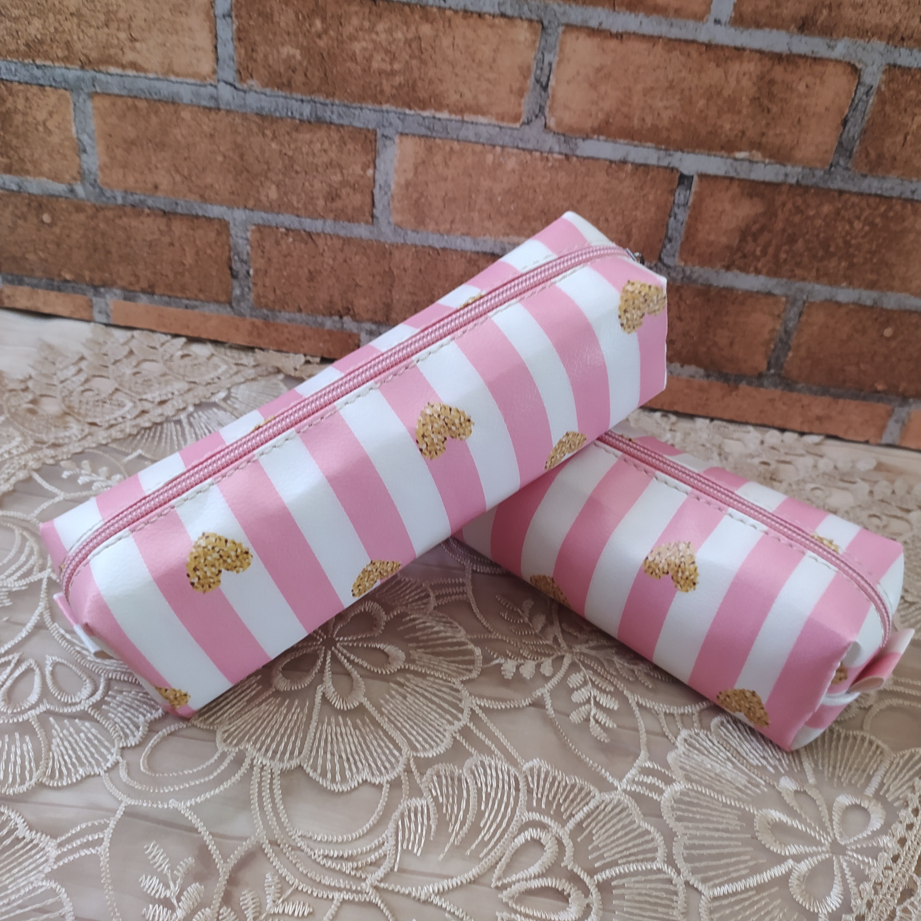 جامدادی چرم  فانتزی  طرح    راه راه  قلبی جامدادی با تنوع بالای45طرح مناسب هدیه تک و عمده