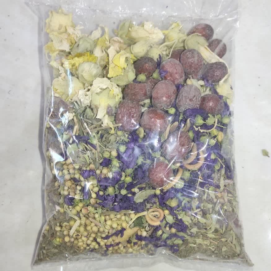 دمنوش سرماخوردگی ترکیبی از گیاهان پنیرک ناخنک عناب پونه و
