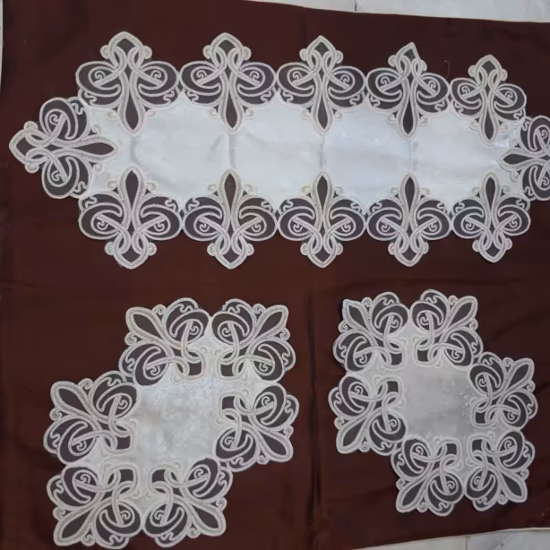 روی میز مبلی سه تیکه