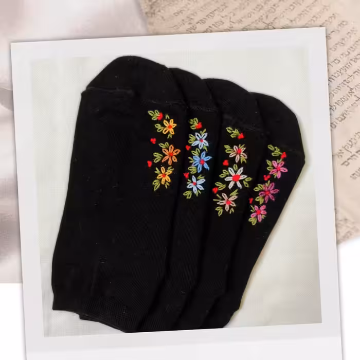 جوراب گلدوزی شده بادست سفارشی دوز طرح گل داوودی کنار پا