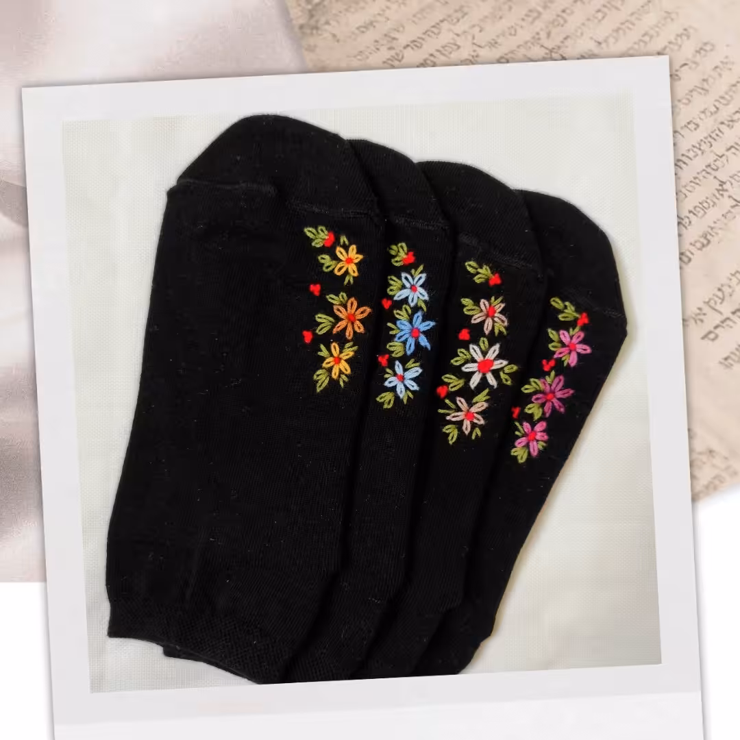 جوراب گلدوزی شده بادست سفارشی دوز طرح گل داوودی کنار پا